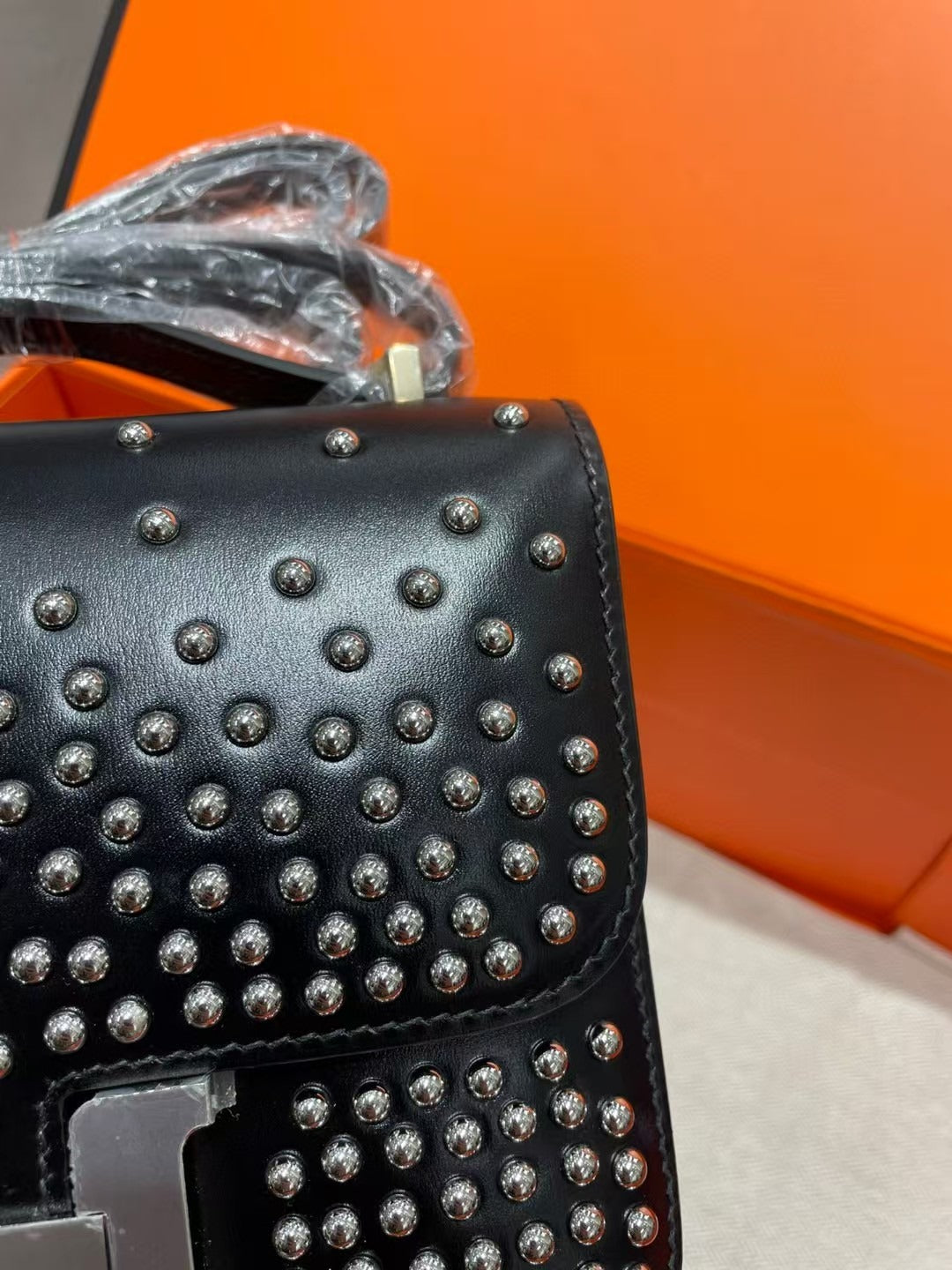 CONSTANCE CLOUTÉ BLACK BOX 24 IN BLACK CALFSKIN PALLADIUM HARDWARE