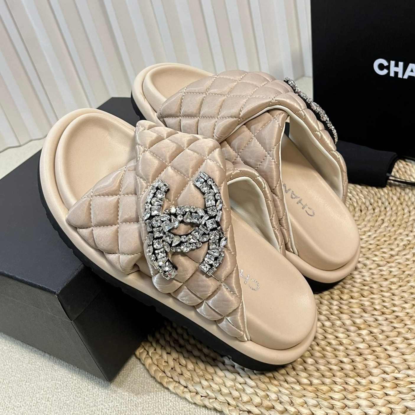 Women's slippers with two crossed straps sheepskins beige cream