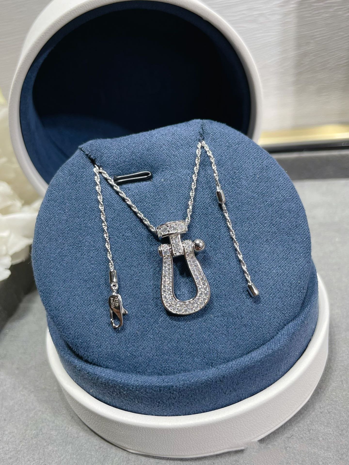 FORCE 10 LARGE MODEL DIAMOND NECKALCE