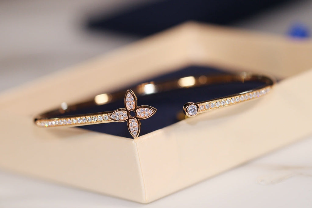 LV IDYLLE GOLD OPEN BRACELET DIAMOND PAVED
