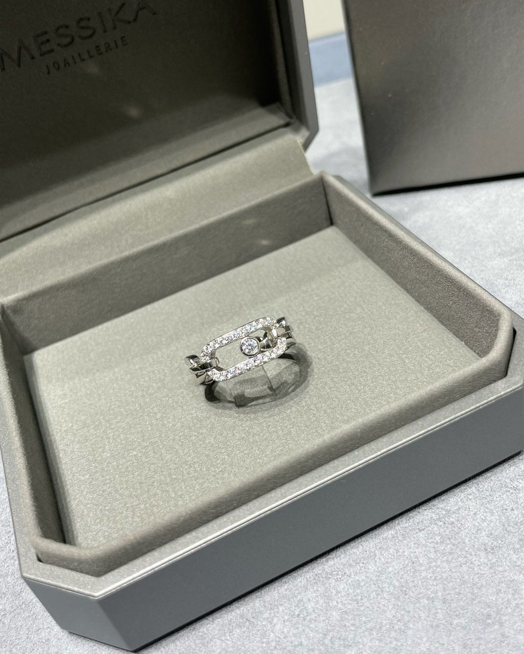 MOVE LINK DIAMOND PAVED RING