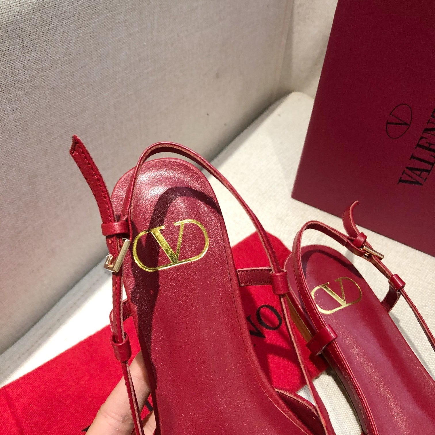 VLOGO SIGNATURE CHERRY RED CALFSKIN FLAT SLINGBACK PUMP