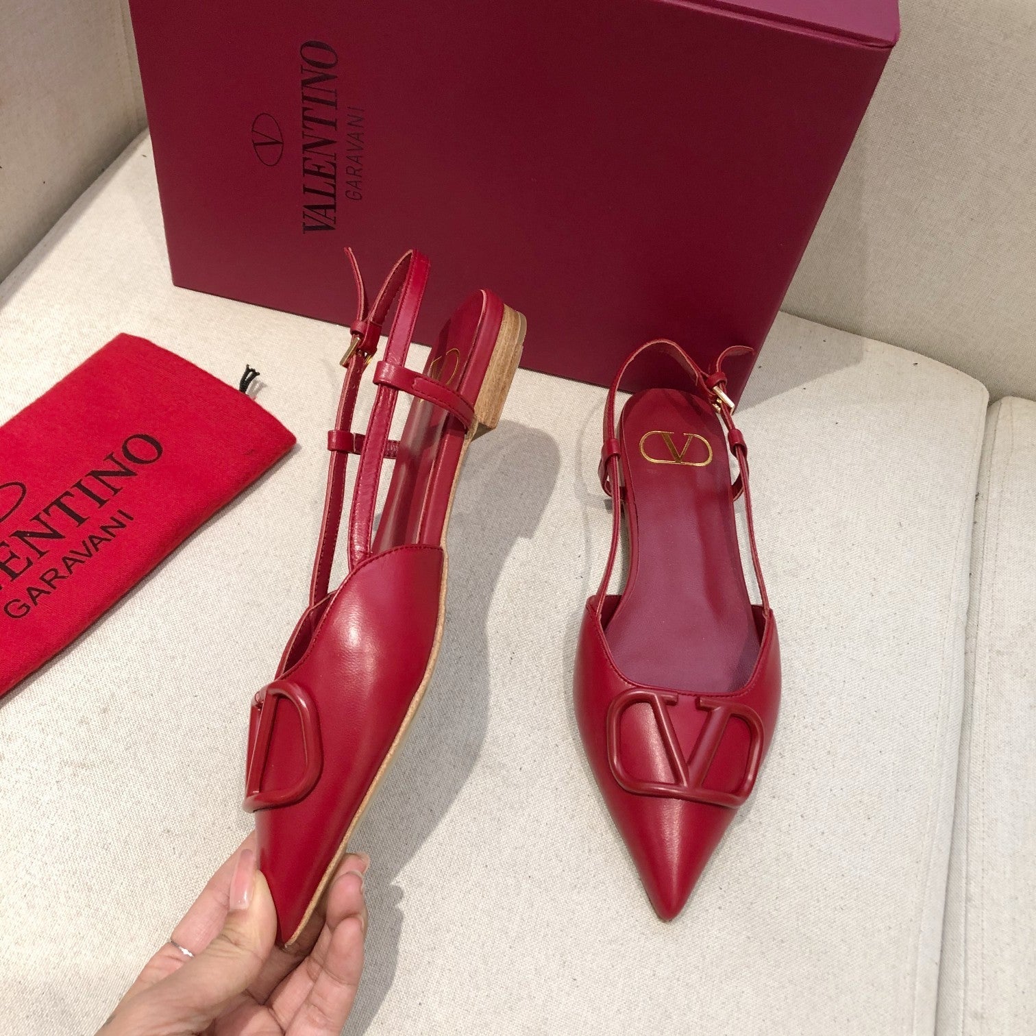 VLOGO SIGNATURE CHERRY RED CALFSKIN FLAT SLINGBACK PUMP