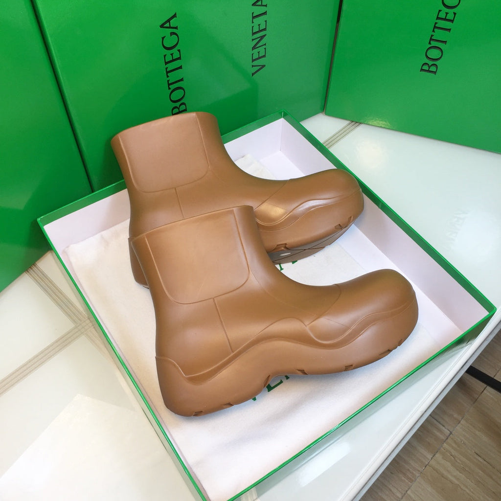 PUDDLE ANKLE BOOT IN CAMEL BEIGE RUBBER