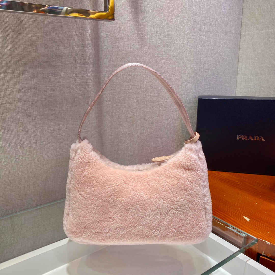 HOBO BAG 23 IN LIGHT PINK SHEARLING