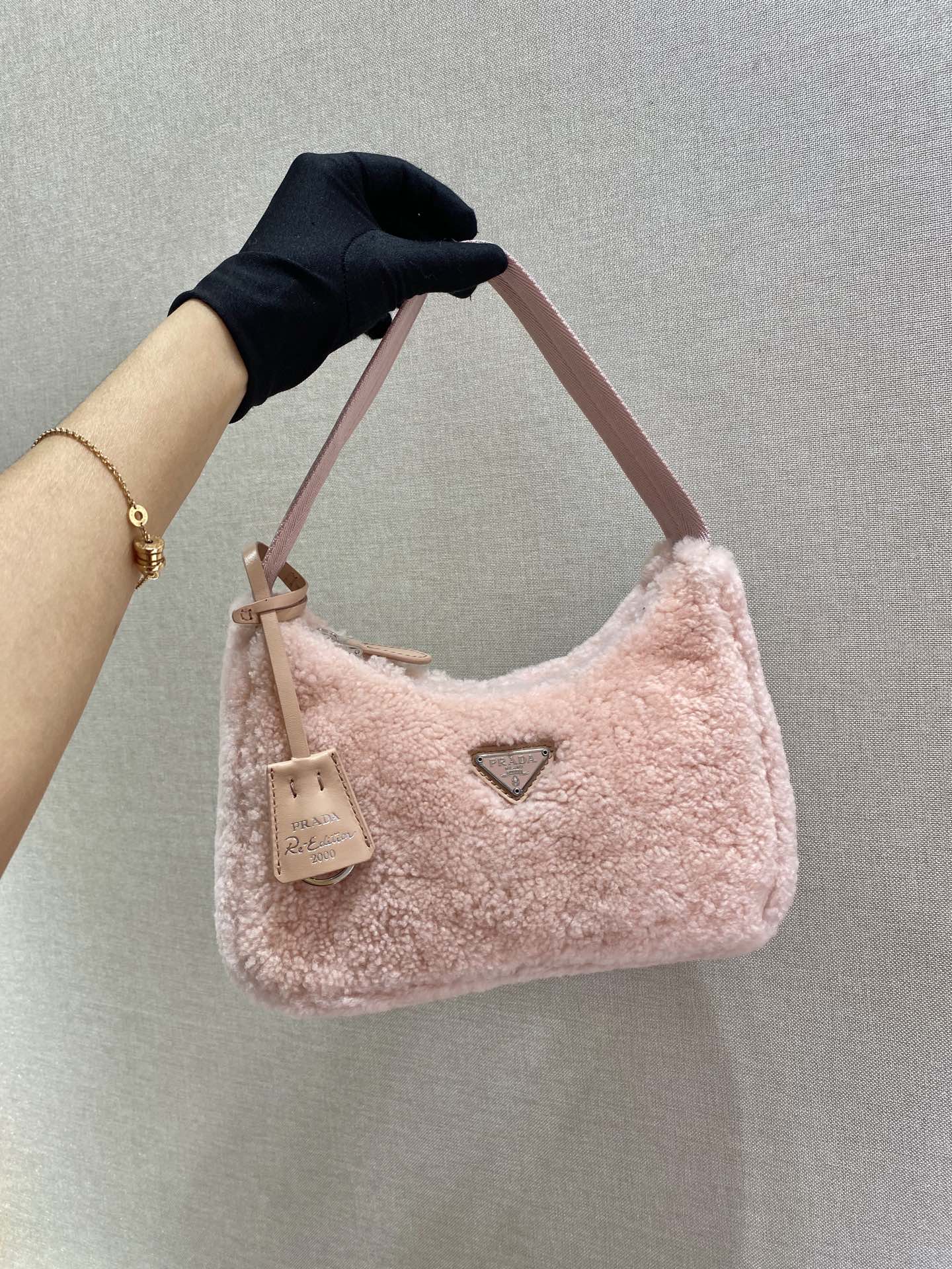 HOBO BAG 23 IN LIGHT PINK SHEARLING