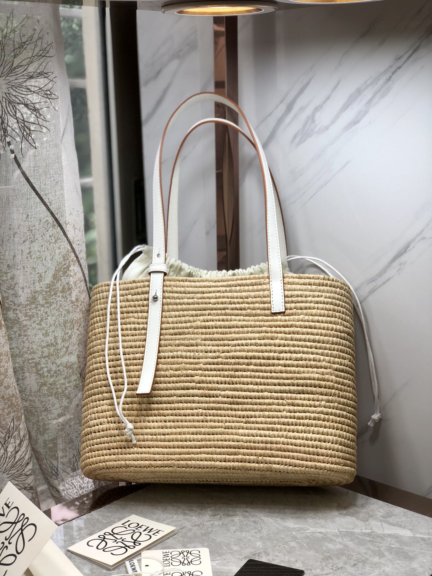 LOE SQUARE BASKET BAG 28 IN NATURAL RAFFIA AND WHITE CALFSKIN