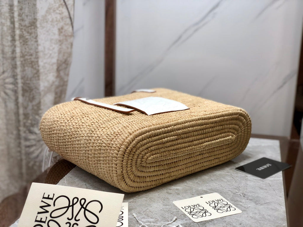LOE SQUARE BASKET BAG 28 IN NATURAL RAFFIA AND WHITE CALFSKIN