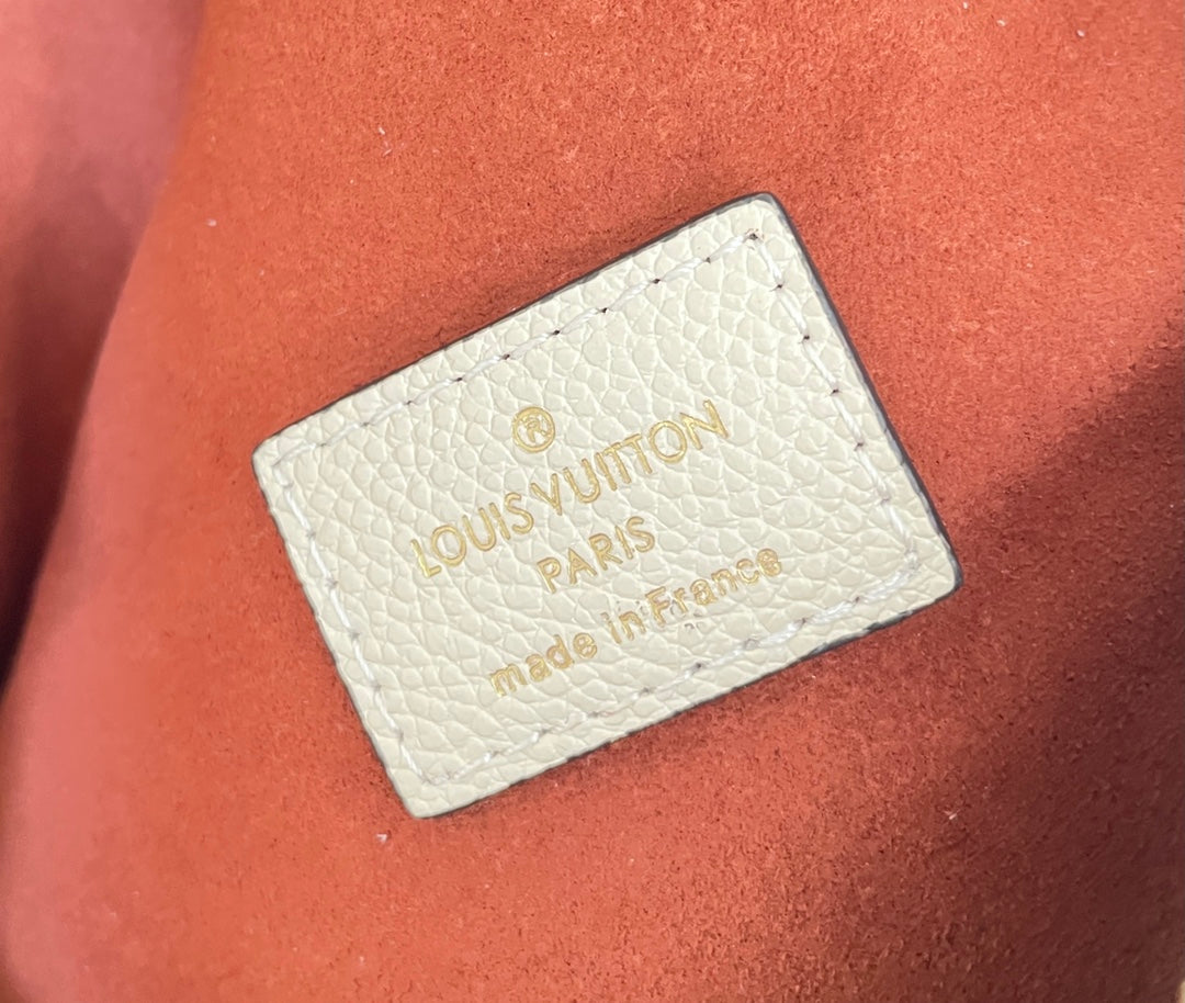 LV BUMBAG WAIST BAG 37 IN CREAM GRAINED CALFSKIN