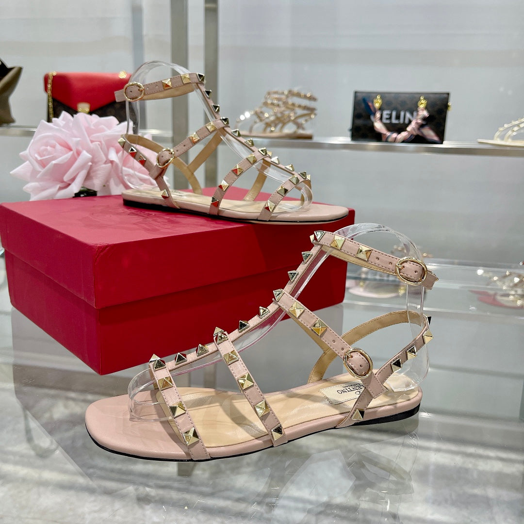 ROCKSTUD SANDAL WITH STRAPS IN LIGHT PINK CALFSKIN