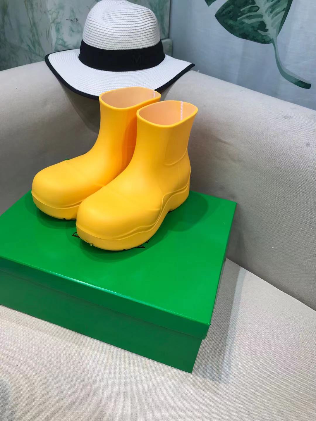 PUDDLE ANKLE BOOT IN BRIGHT YELLOW RUBBER