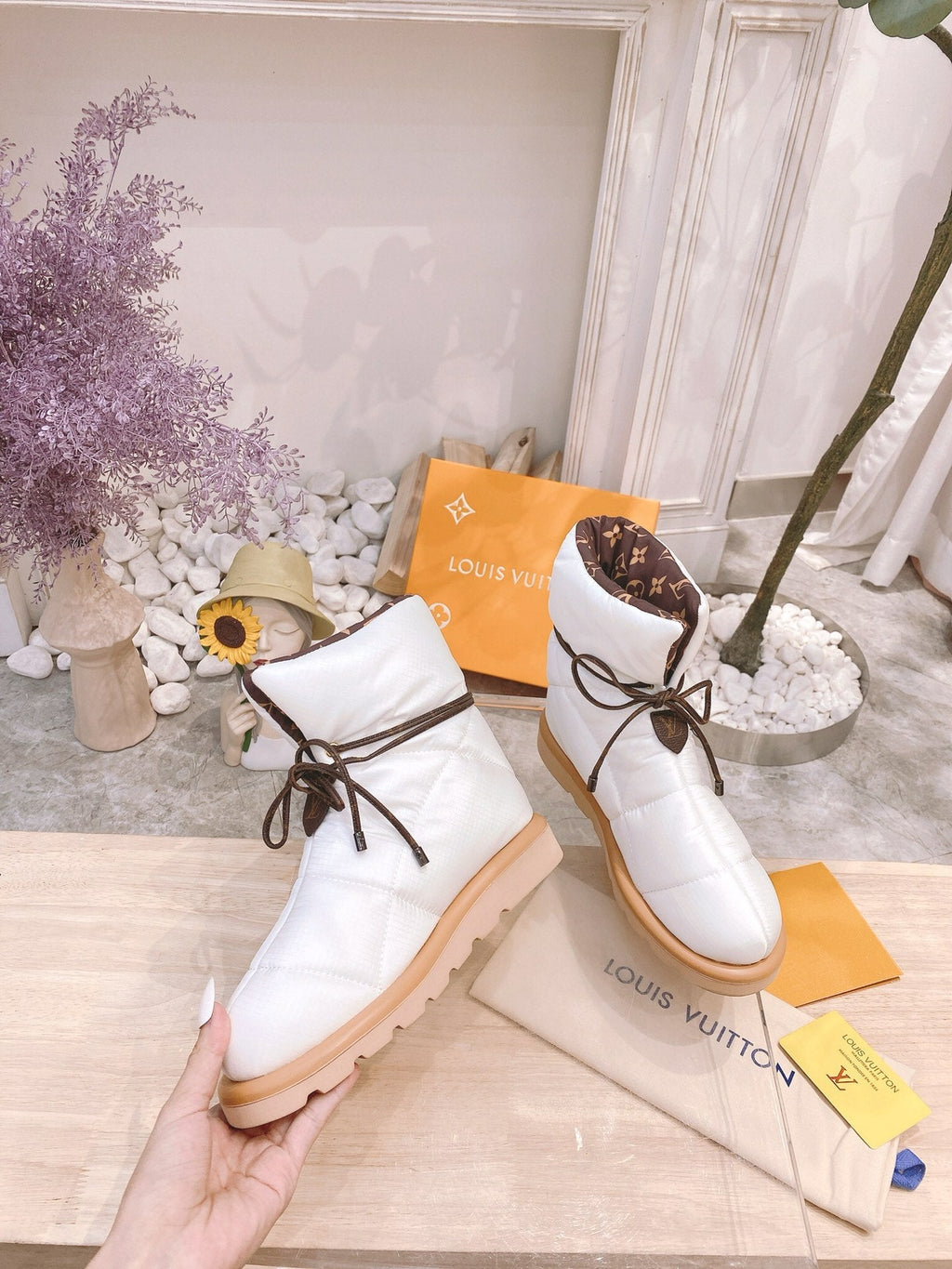 PILLOW COMFORT ANKLE BOOTS IN WHITE NYLON