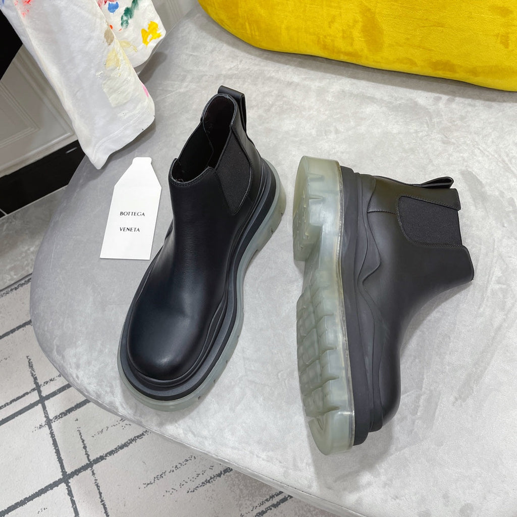 TIRE CHELSEA BOOT IN BLACK CALFSKIN WITH PALE GRAY SOLE