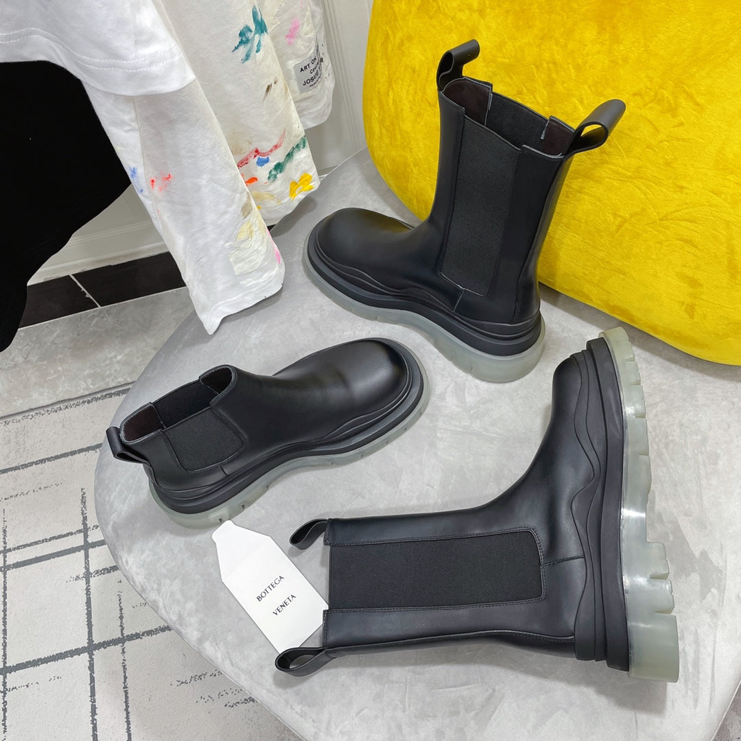 TIRE CHELSEA BOOT IN BLACK CALFSKIN WITH PALE GRAY SOLE