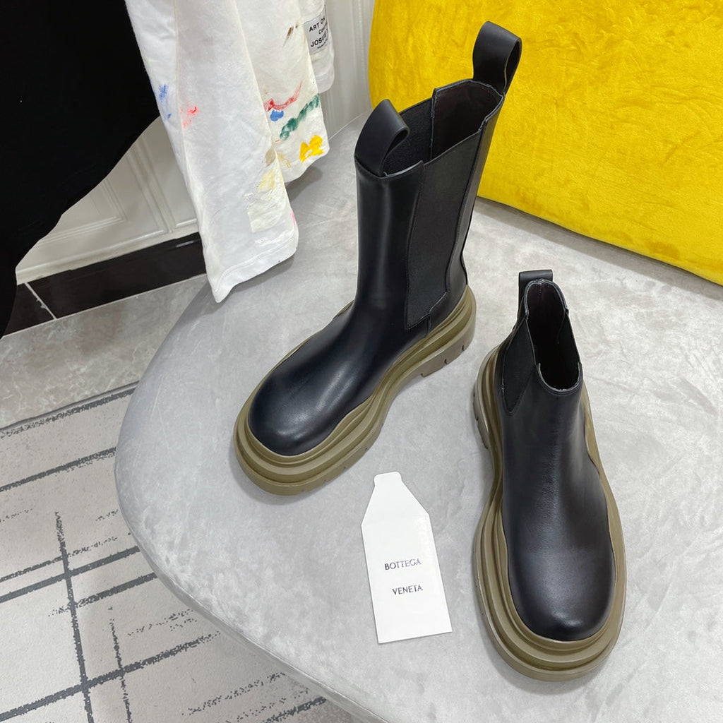 TIRE CHELSEA BOOT IN BLACK MIX OLIVE GREEN CALFSKIN