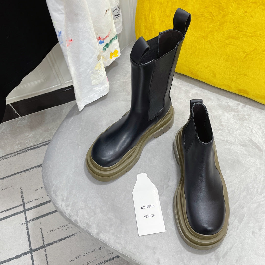 TIRE CHELSEA BOOT IN BLACK MIX OLIVE GREEN CALFSKIN