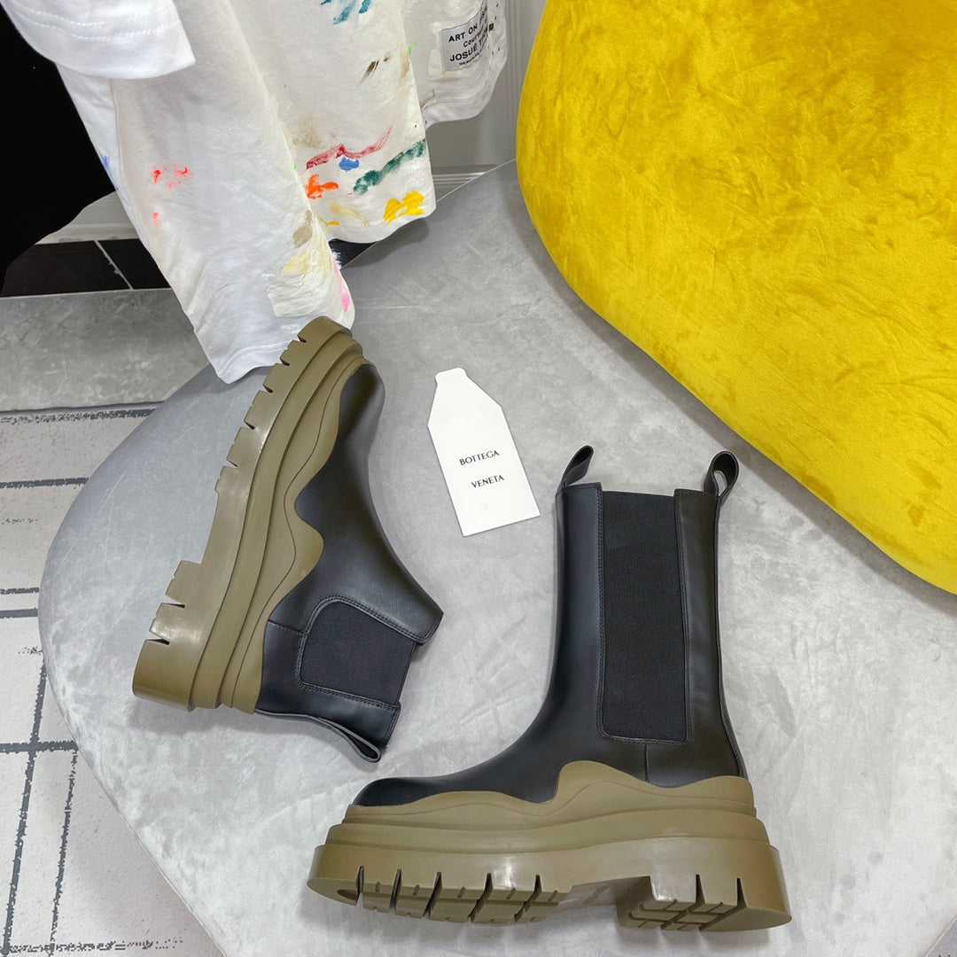 TIRE CHELSEA BOOT IN BLACK MIX OLIVE GREEN CALFSKIN