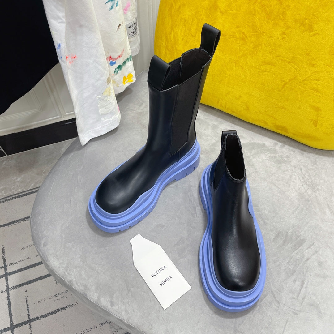 TIRE CHELSEA BOOT IN BLACK MIX CORNFLOWER BLUE CALFSKIN