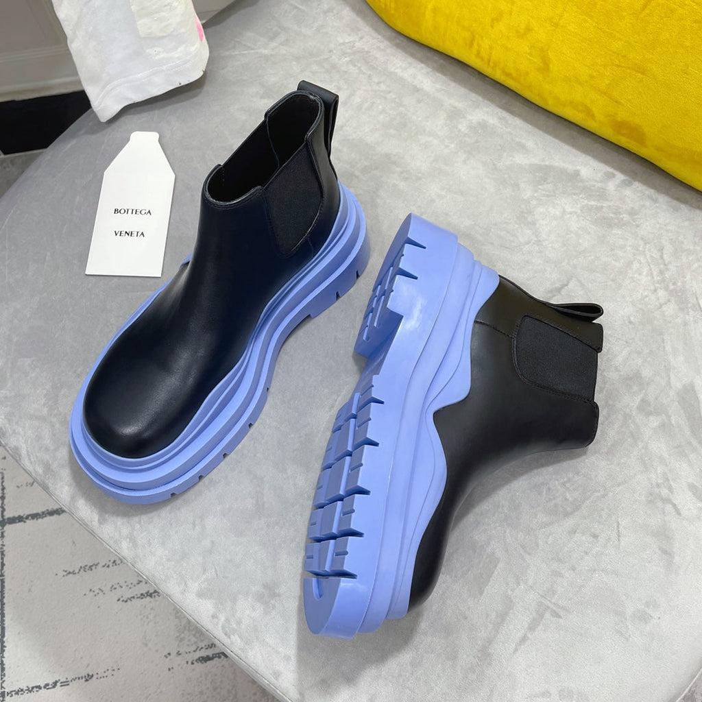 TIRE CHELSEA BOOT IN BLACK MIX CORNFLOWER BLUE CALFSKIN