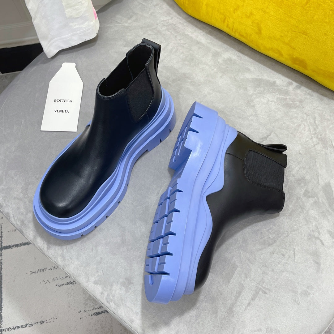TIRE CHELSEA BOOT IN BLACK MIX CORNFLOWER BLUE CALFSKIN