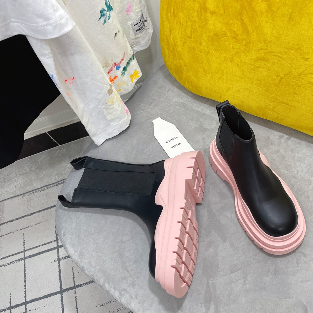 TIRE CHELSEA BOOT IN PALE PINK MIX BLACK CALFSKIN
