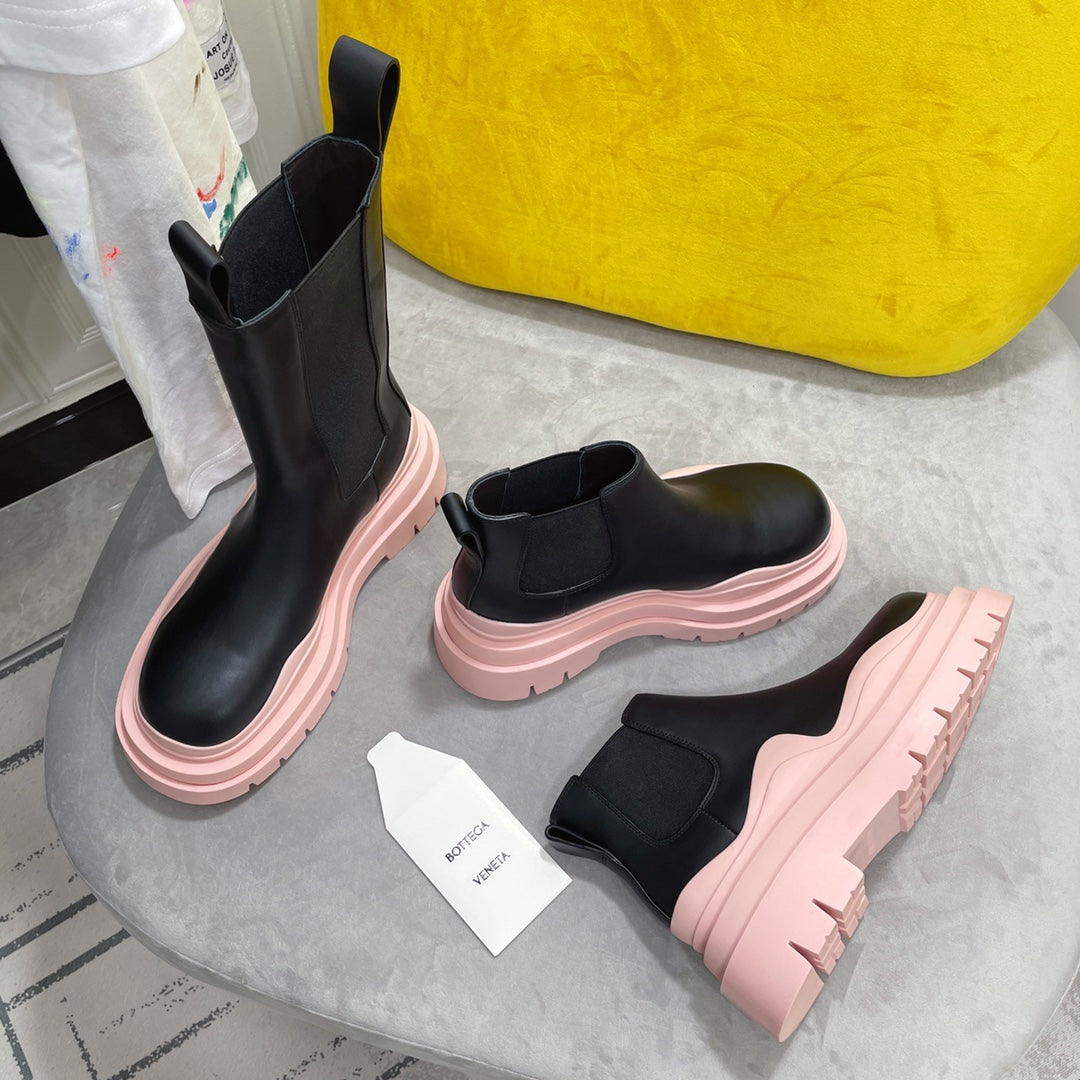 TIRE CHELSEA BOOT IN PALE PINK MIX BLACK CALFSKIN