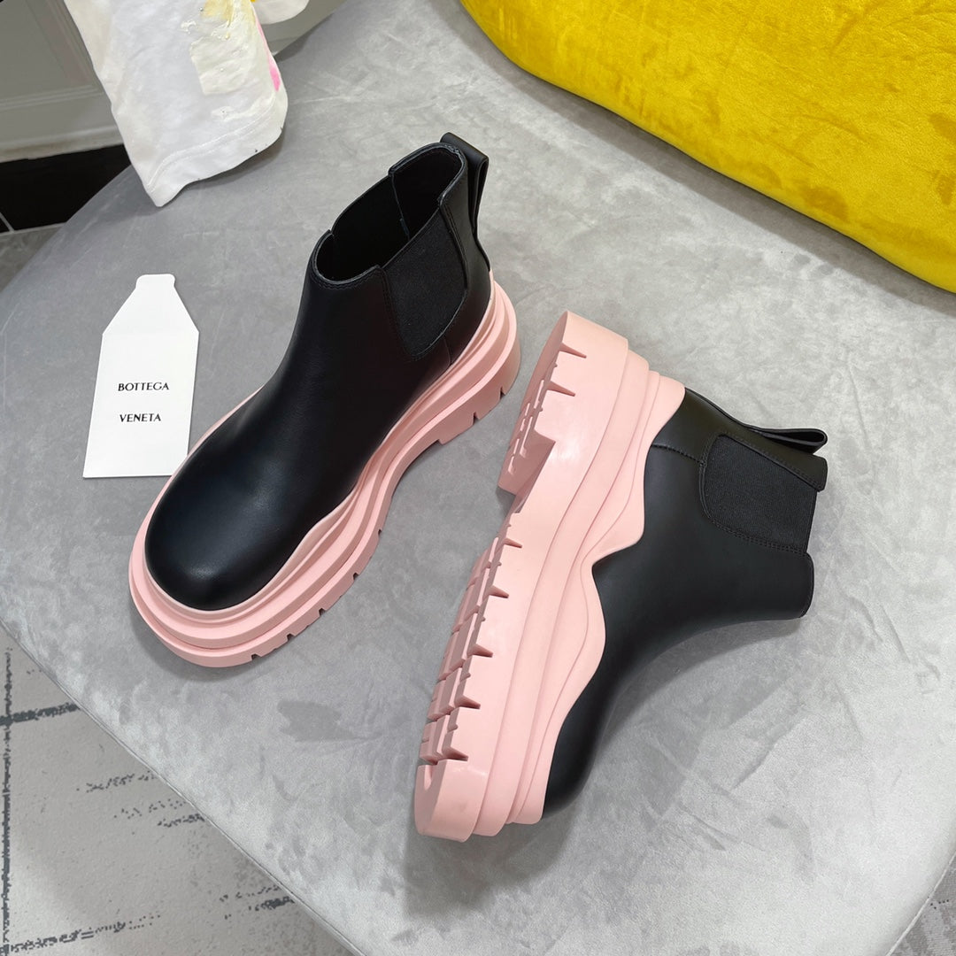 TIRE CHELSEA BOOT IN PALE PINK MIX BLACK CALFSKIN