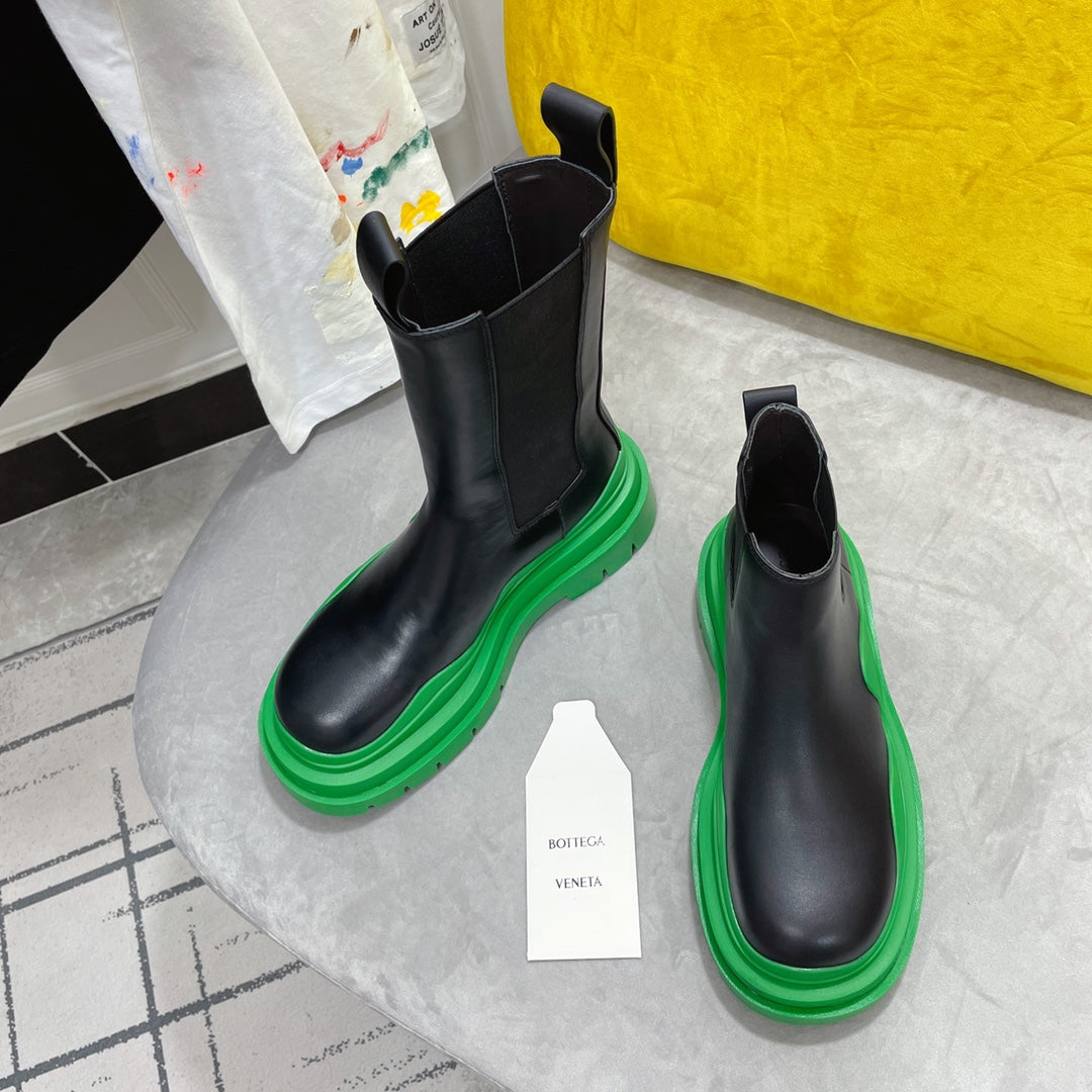TIRE CHELSEA BOOT IN BLACK MIX EMERALD GREEN CALFSKIN