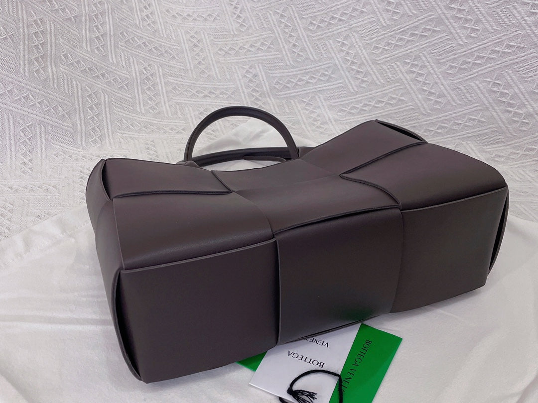 SMALL ARCO TOTE 30 IN MORTAR PURPLE LAMBSKIN