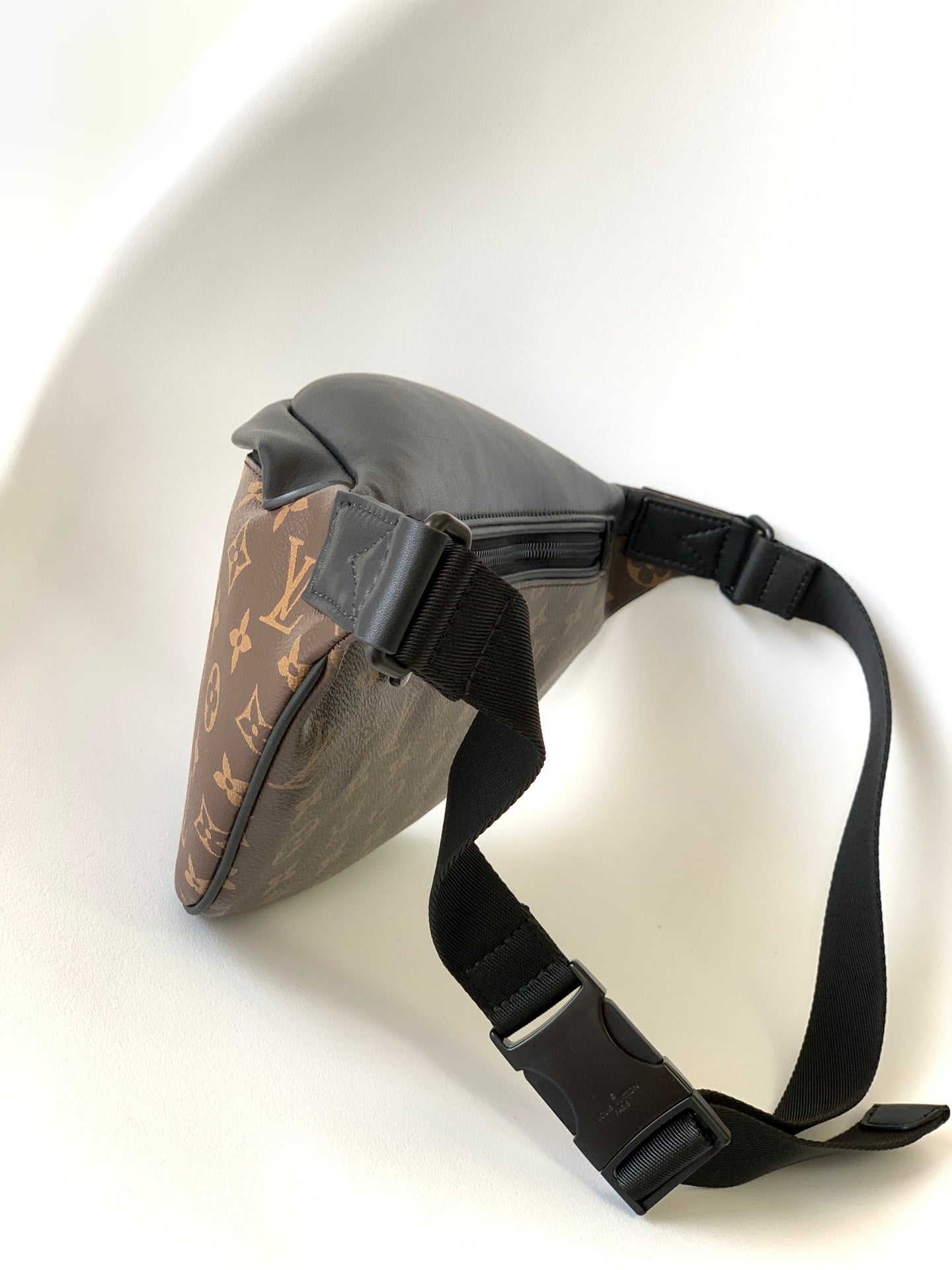 LV 25S DISCOVERY BUMBAG 47 IN BROWN AND BLACK EMBOSSED MONOGRAM ECLIPSE CALFSKIN