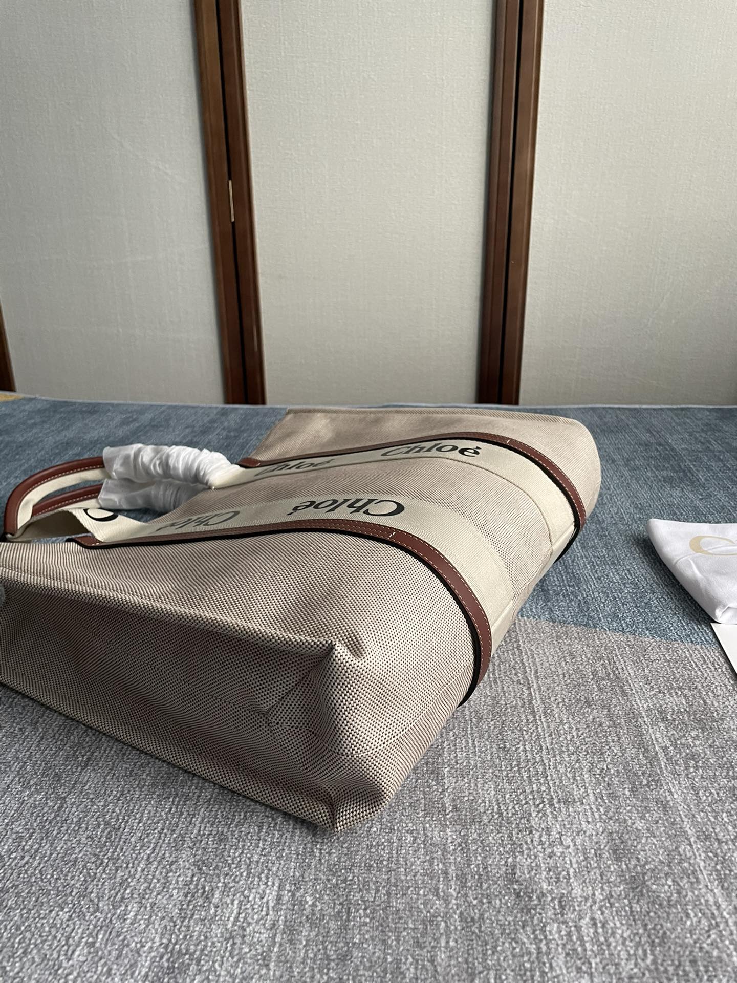 LAGRE STRAP WOODY TOTE BAG 45 IN BEIGE LINEN CANVAS BLACK WEBBING LOGO EMBROIDER BROWN CALFSKIN