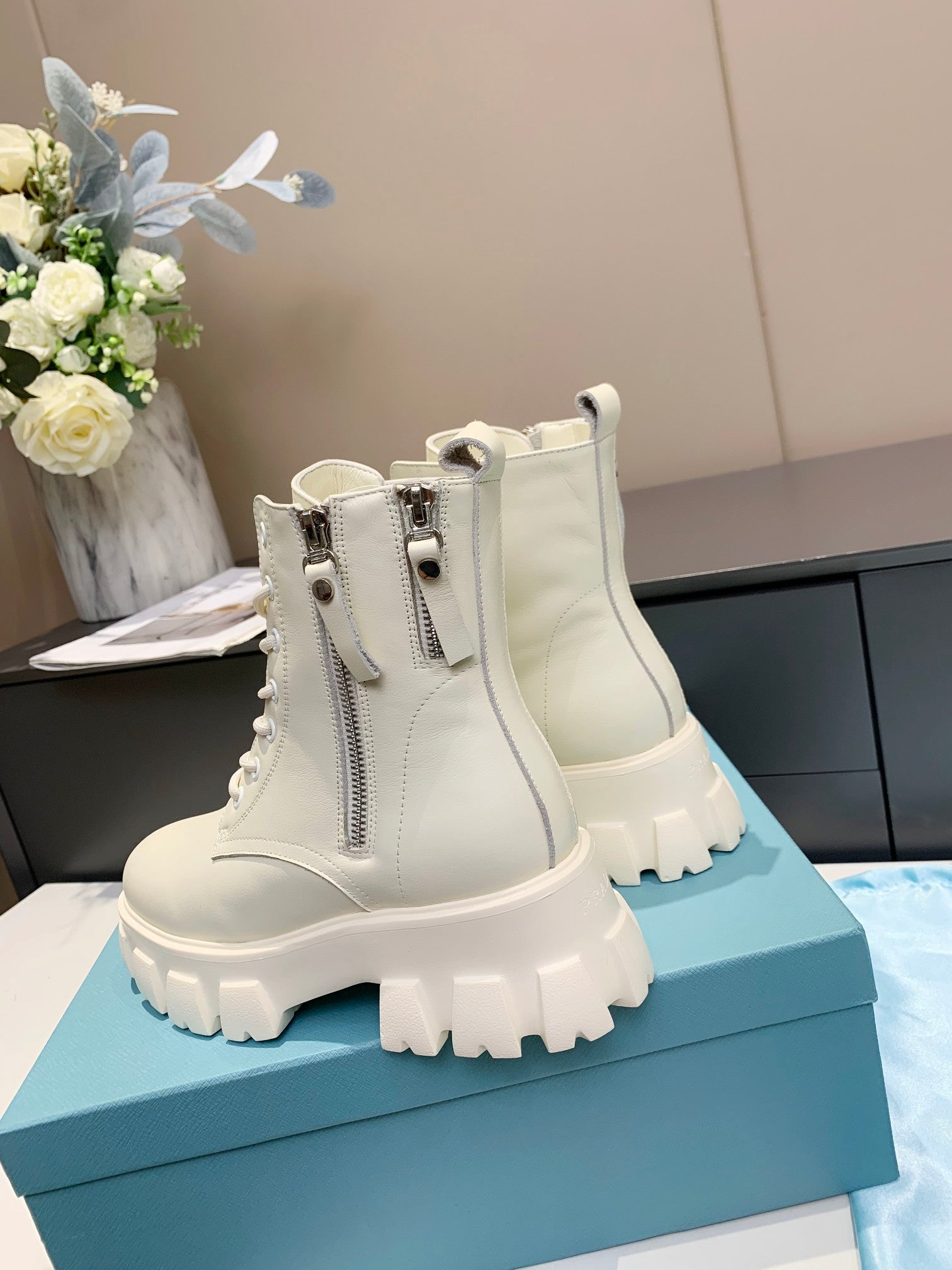 PRADA 25S SNOW BOOTS  IN WHITE CALFSKIN