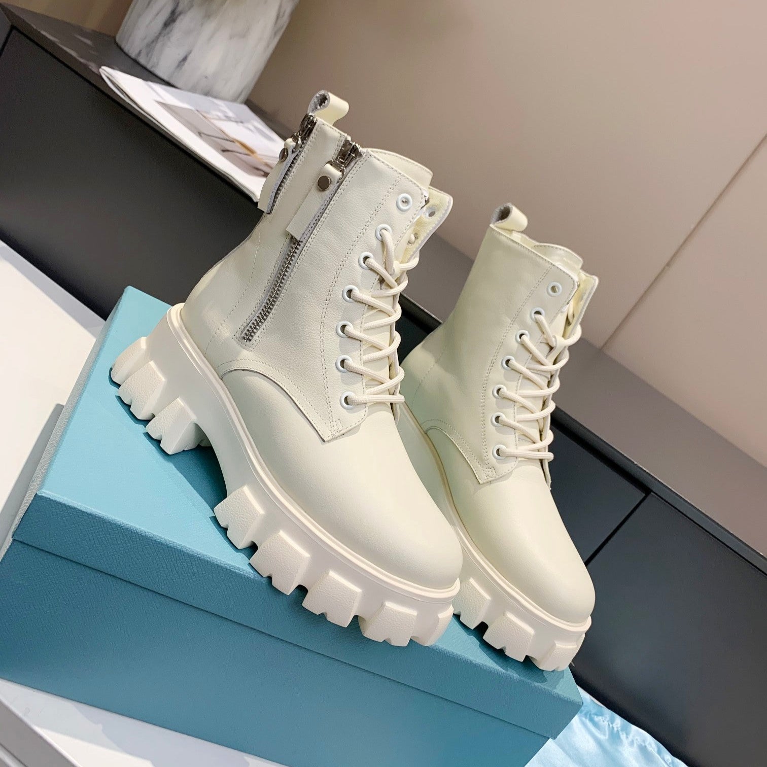 PRADA 25S SNOW BOOTS  IN WHITE CALFSKIN