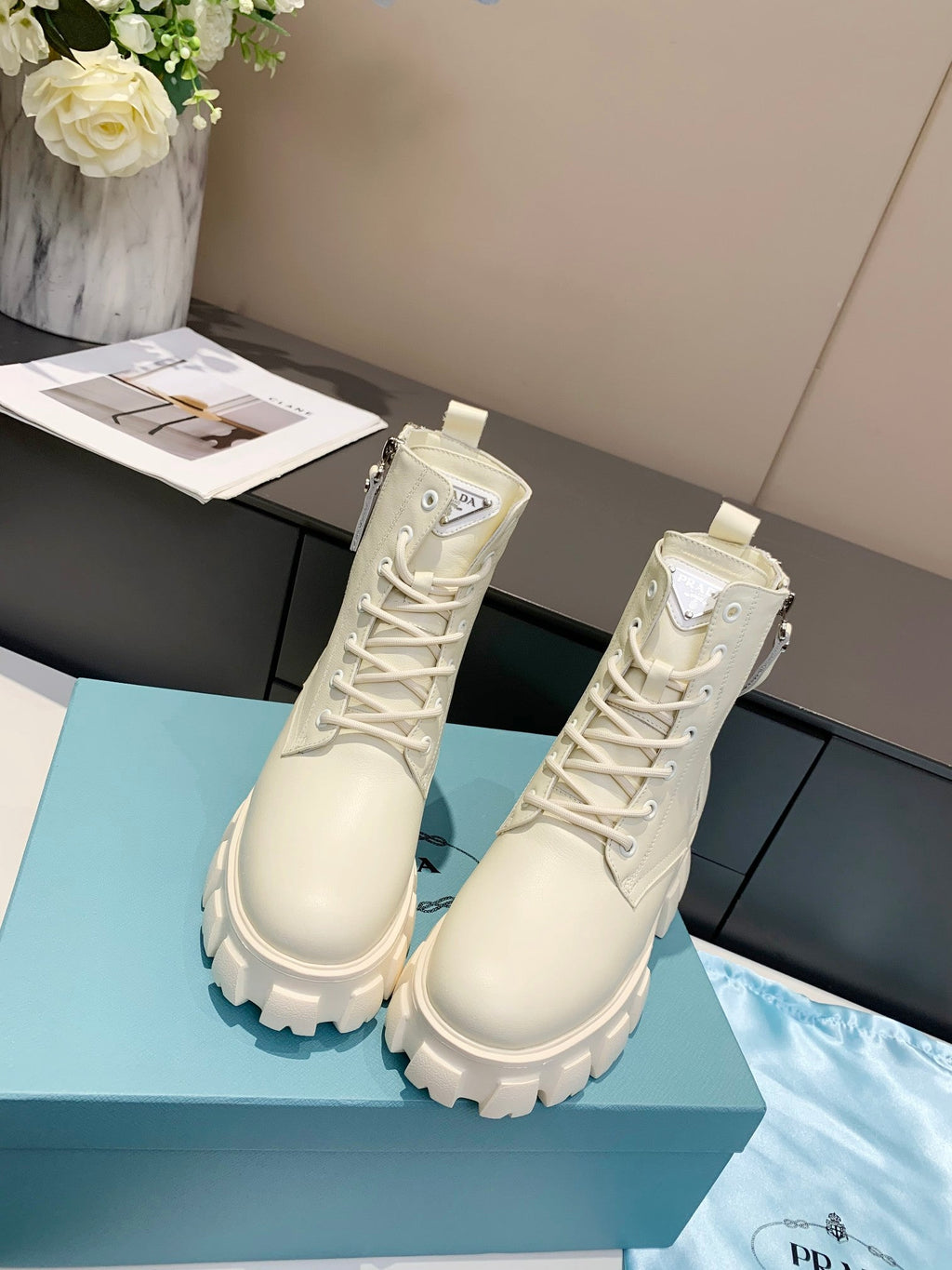 PRADA 25S SNOW BOOTS  IN WHITE CALFSKIN