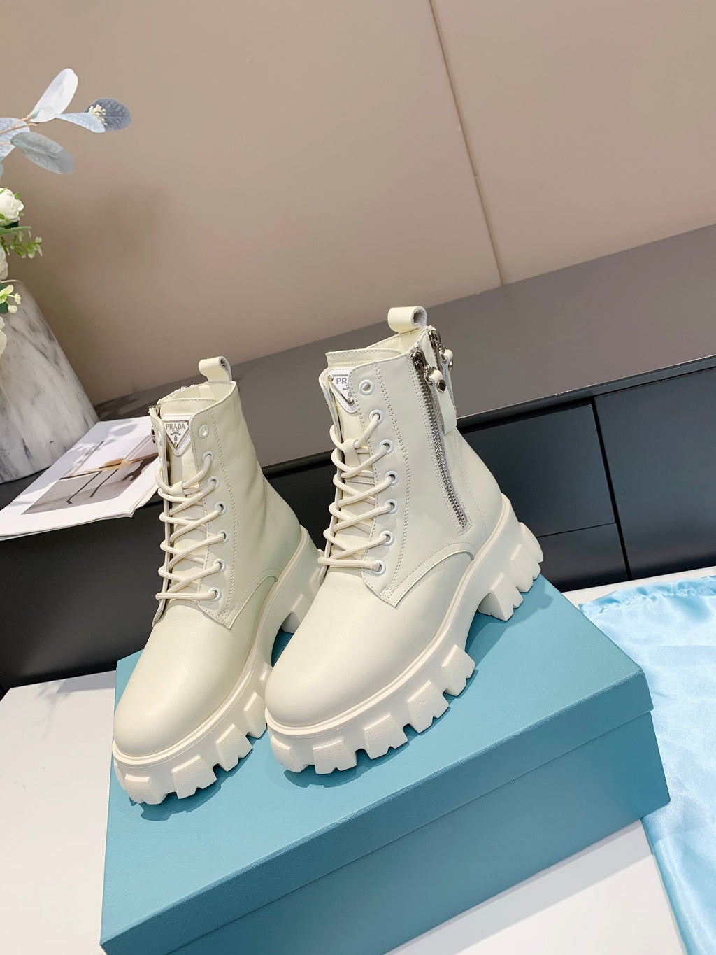 PRADA 25S SNOW BOOTS  IN WHITE CALFSKIN