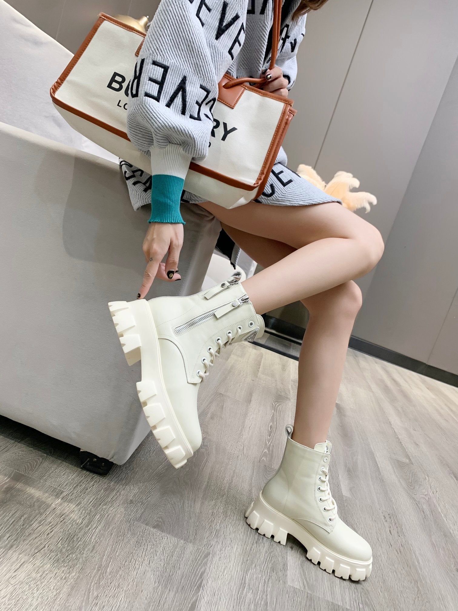PRADA 25S SNOW BOOTS  IN WHITE CALFSKIN