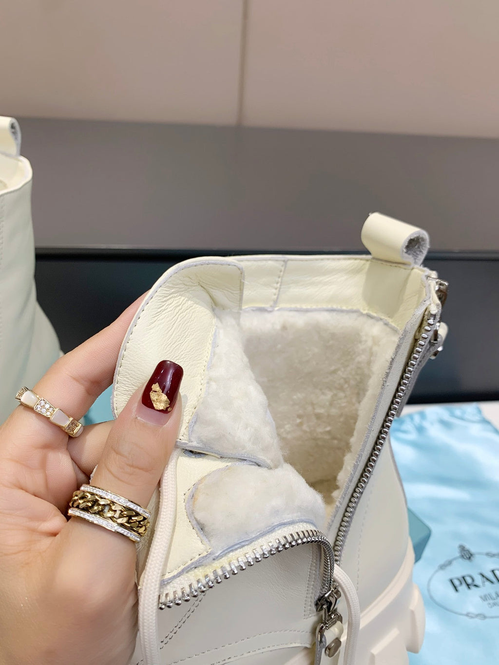 PRADA 25S SNOW BOOTS  IN WHITE CALFSKIN