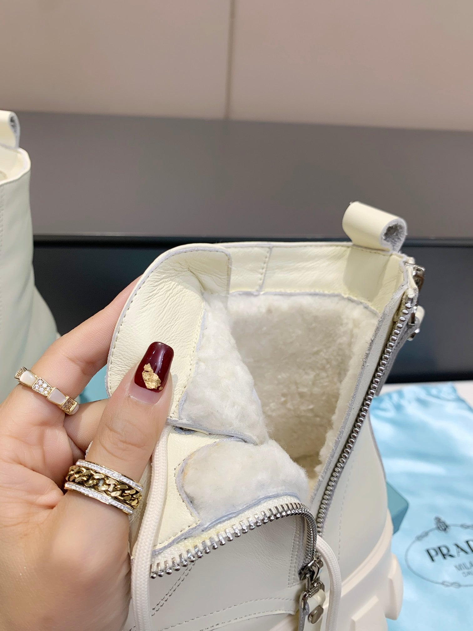 PRADA 25S SNOW BOOTS  IN WHITE CALFSKIN