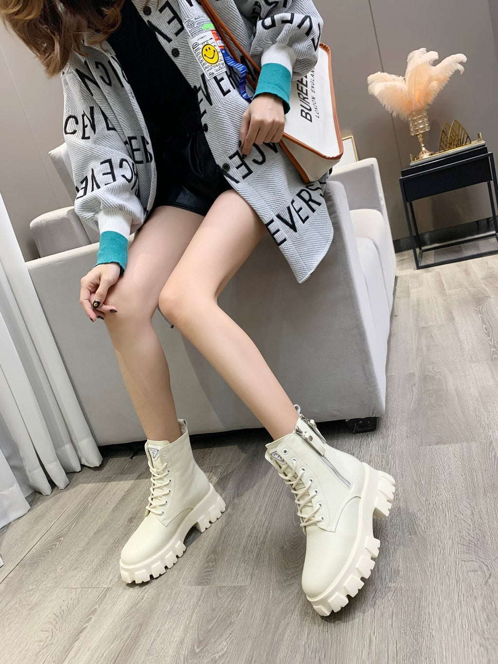 PRADA 25S SNOW BOOTS  IN WHITE CALFSKIN