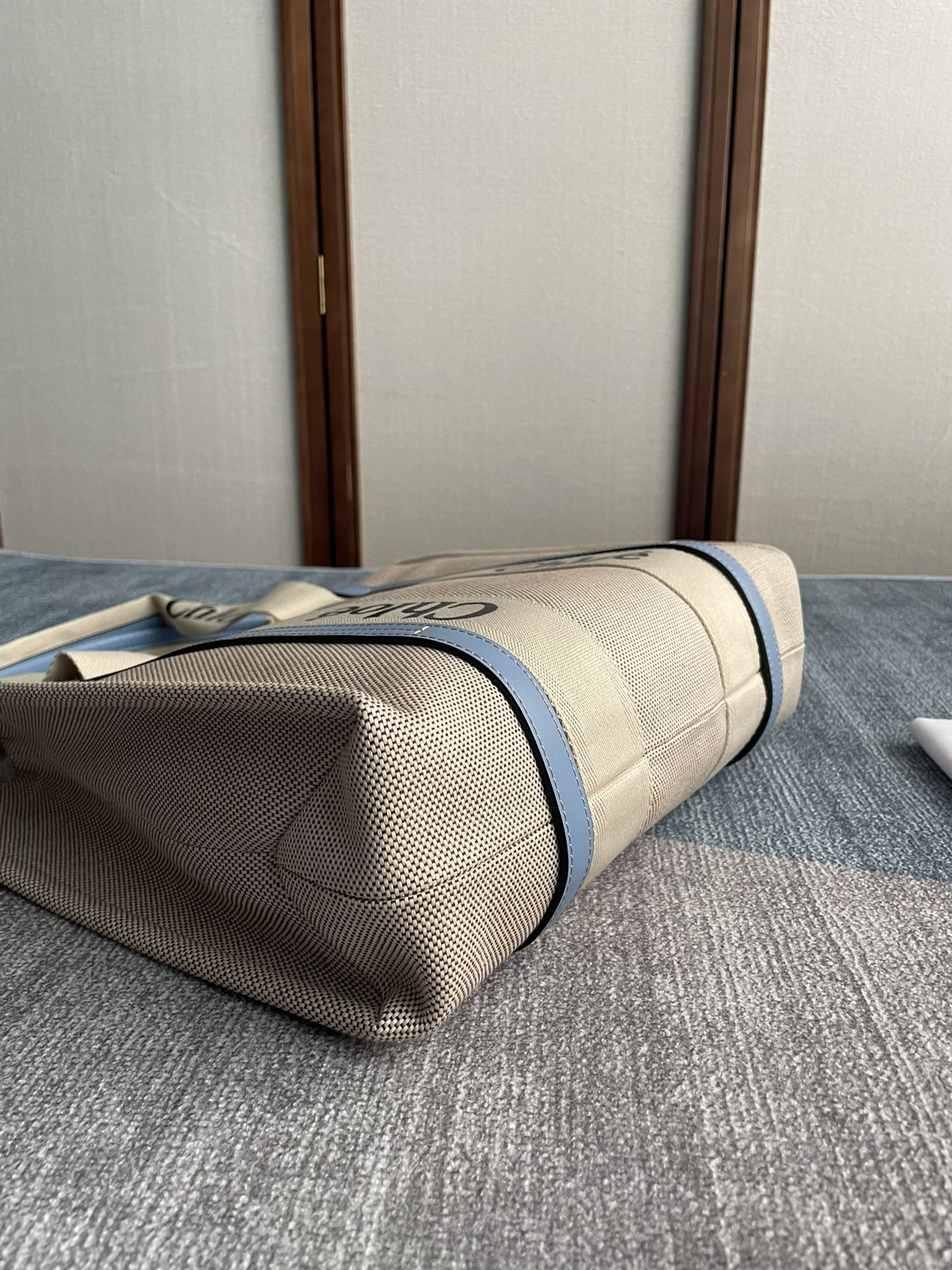 MEDIUM STRAP WOODY TOTE BAG 37 IN BEIGE LINEN CANVAS BLACK WEBBING LOGO EMBROIDER BLUE CALFSKIN