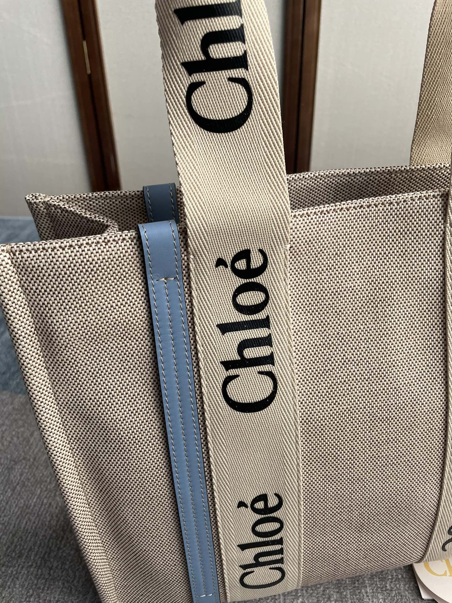 MEDIUM STRAP WOODY TOTE BAG 37 IN BEIGE LINEN CANVAS BLACK WEBBING LOGO EMBROIDER BLUE CALFSKIN