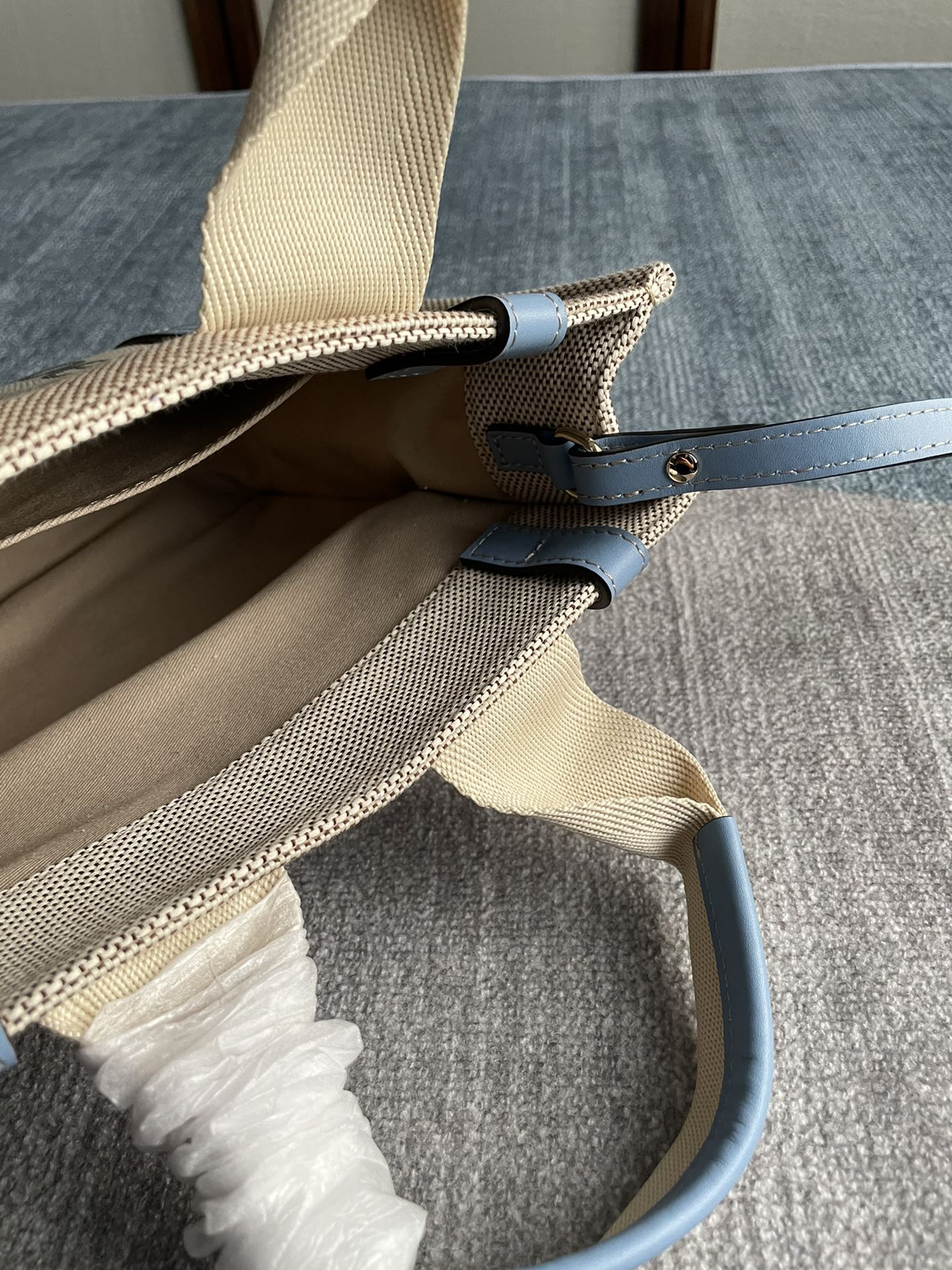 SMALL STRAP WOODY TOTE BAG 26.5 IN BEIGE LINEN CANVAS BLACK WEBBING LOGO EMBROIDER BLUE CALFSKIN