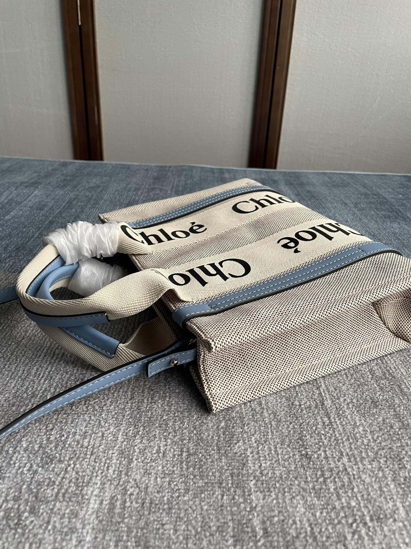 SMALL STRAP WOODY TOTE BAG 26.5 IN BEIGE LINEN CANVAS BLACK WEBBING LOGO EMBROIDER BLUE CALFSKIN