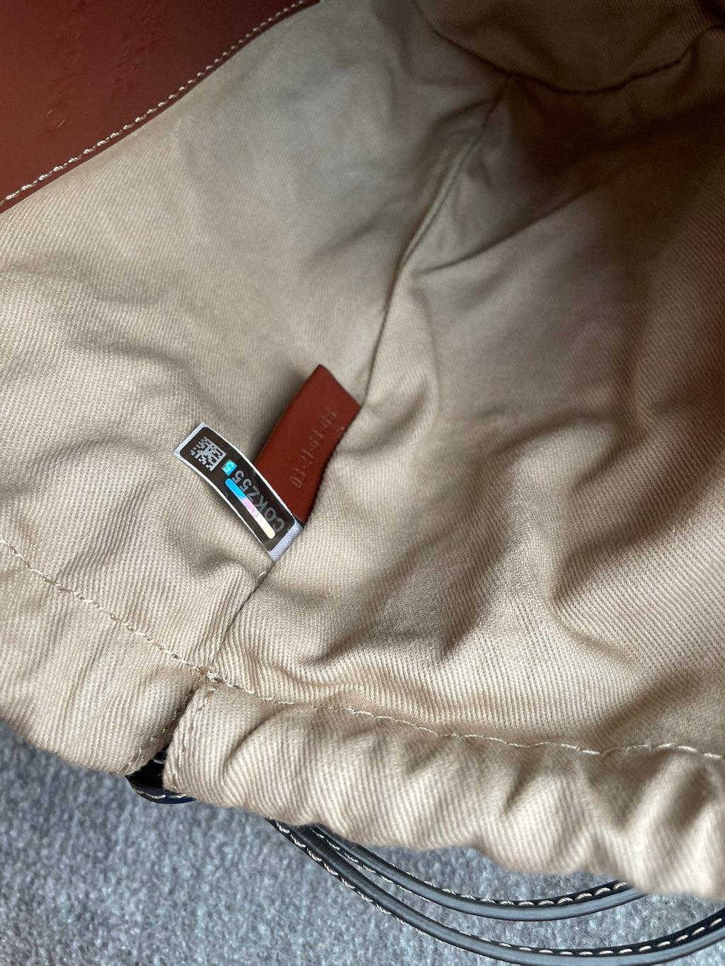 SMALL WOODY BASKET 17 IN BROWN AND WHITE FIBERS BROWN WEBBING BLACK CALFSKIN