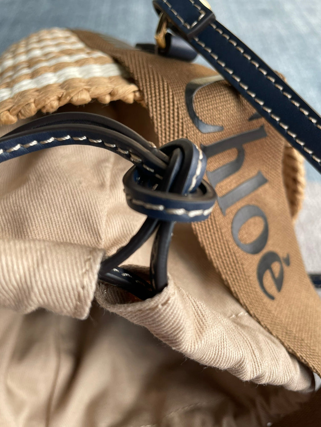 SMALL WOODY BASKET 17 IN BROWN AND WHITE FIBERS BROWN WEBBING BLACK CALFSKIN