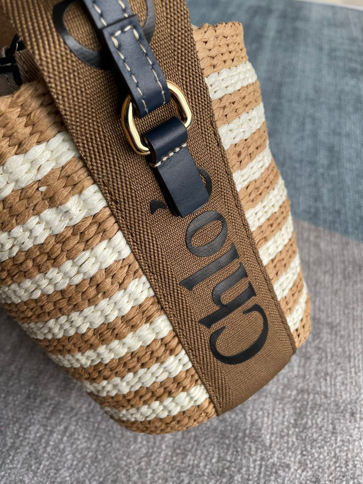 SMALL WOODY BASKET 17 IN BROWN AND WHITE FIBERS BROWN WEBBING BLACK CALFSKIN