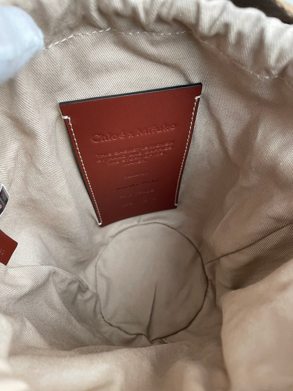 SMALL WOODY BASKET 17 IN BROWN AND WHITE FIBERS BROWN WEBBING BLACK CALFSKIN