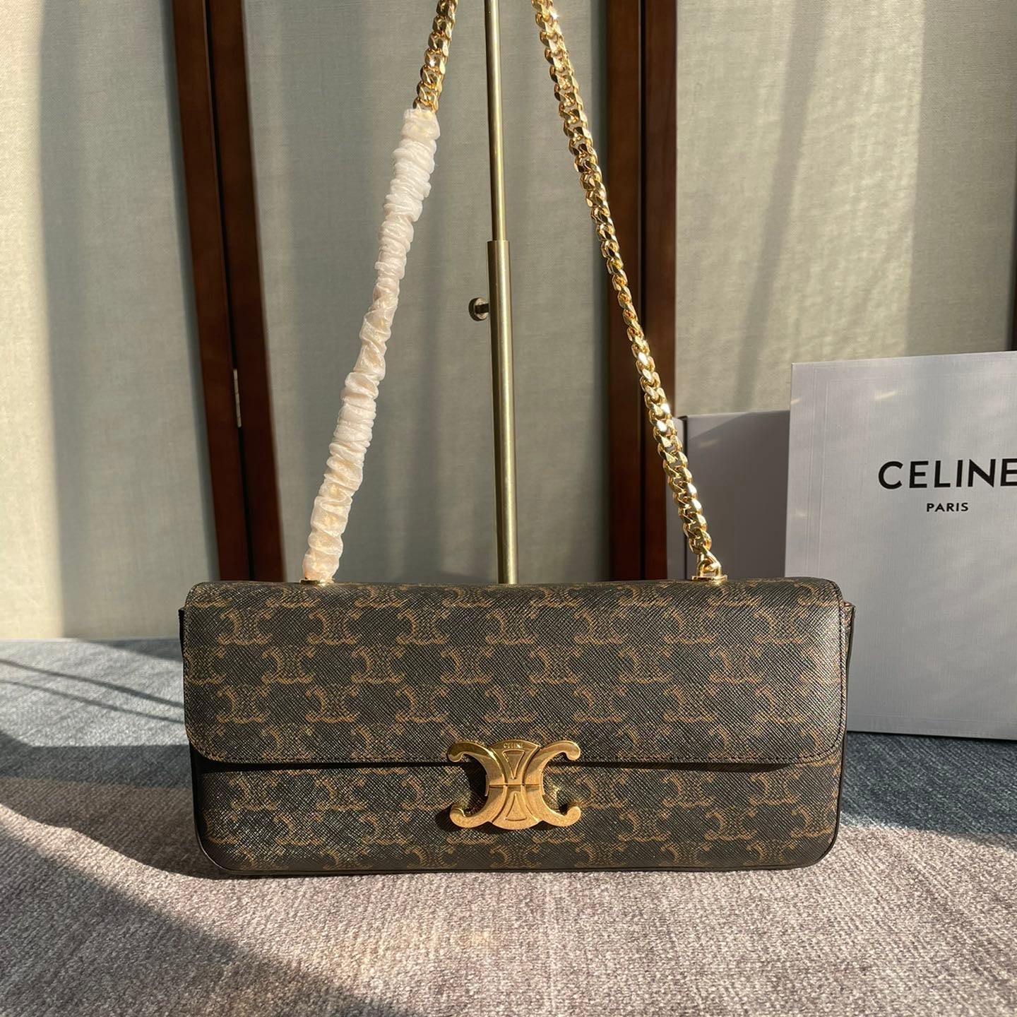 CHAIN SHOULDER BAG CLAUDE 33 IN BLACK TRIOMPHE CANVAS GOLD HARDWARE