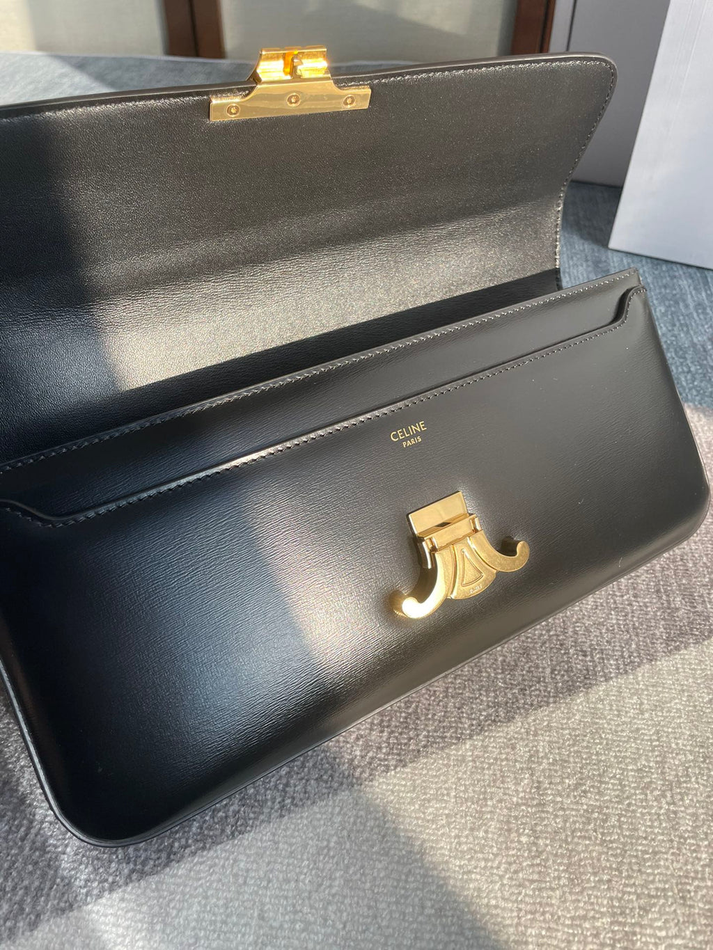 CHAIN SHOULDER BAG CLAUDE 33 IN BLACK CALFSKIN GOLD HARDWARE