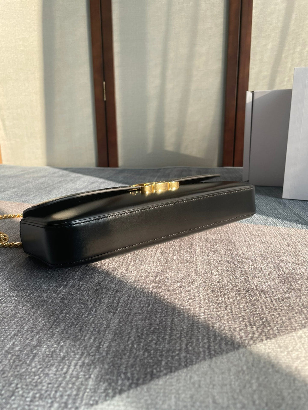 CHAIN SHOULDER BAG CLAUDE 33 IN BLACK CALFSKIN GOLD HARDWARE